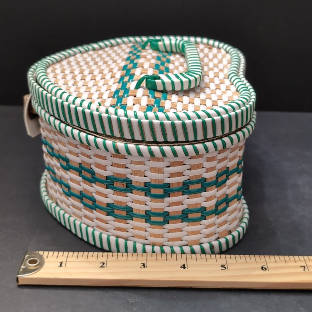 VGT, Heart shaped Woven/Wicker Green/White Sewing Basket. - Picture 12 of 12